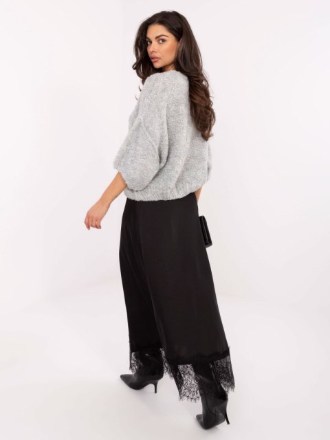 Sweter boucle oversize w kolorze jasnoszarym