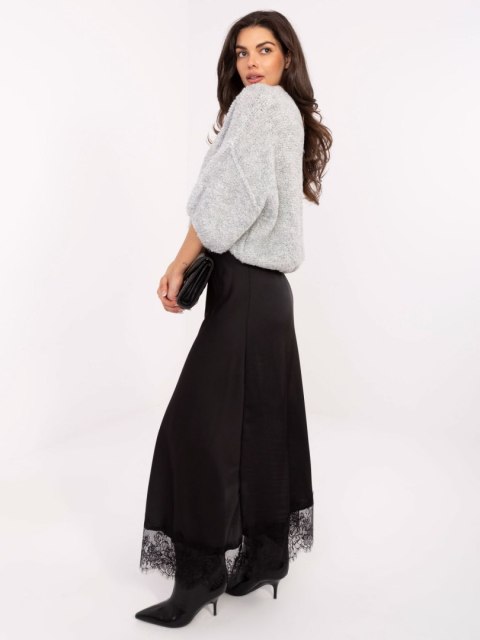 Guziki i tekstura boucle w jasnoszarym swetrze ITALY MODA