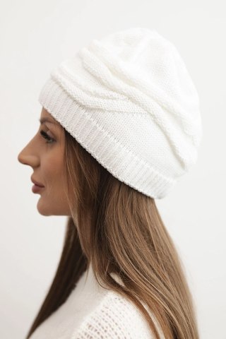 Czapka damska zimowa wełniana z ozdobnym splotem K429 biała