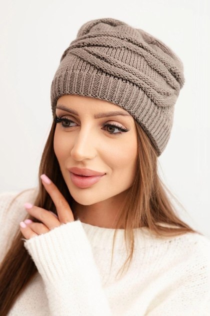 Czapka damska zimowa wełniana z ozdobnym splotem cappuccino – Stylowy Wieszak