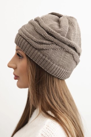 Czapka damska zimowa wełniana z ozdobnym splotem cappuccino – Stylowy Wieszak