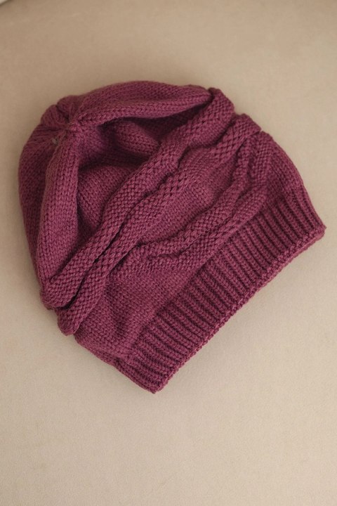 Czapka damska zimowa wełniana z ozdobnym splotem K429 ciemno fioletowa Czapka damska zimowa wełniana z ozdobnym splotem K429 ciemno fioletowa