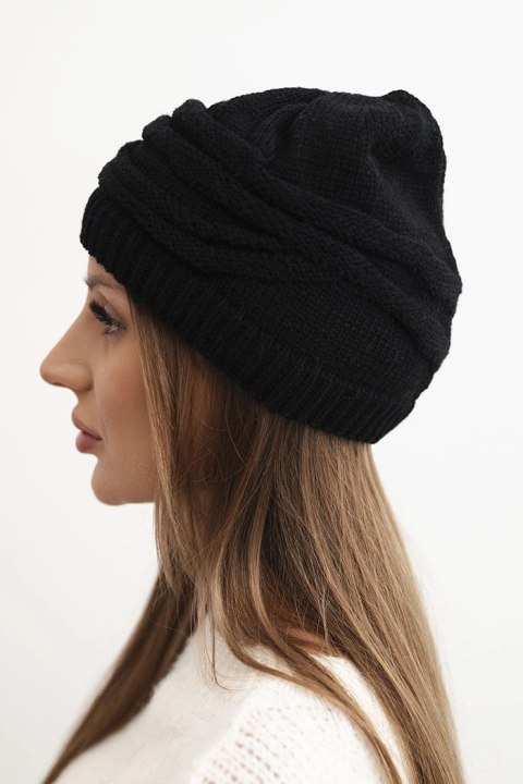 Zimowa czapka czarna z warkoczowym splotem