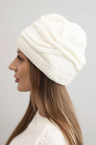 Czapka damska zimowa wełniana z ozdobnym splotem ecru – Stylowy Wieszak