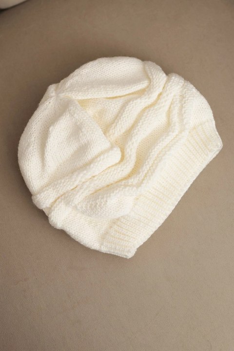 Ciepła czapka damska z wełny ecru