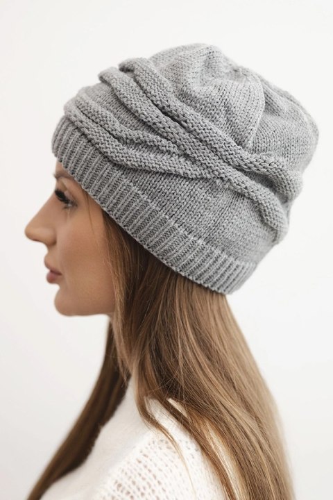 Czapka damska zimowa wełniana z ozdobnym splotem K429 szara Czapka damska zimowa wełniana z ozdobnym splotem K429 szara