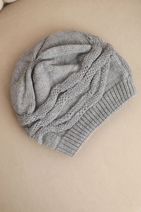 Czapka damska zimowa wełniana z ozdobnym splotem K429 szara Czapka damska zimowa wełniana z ozdobnym splotem K429 szara