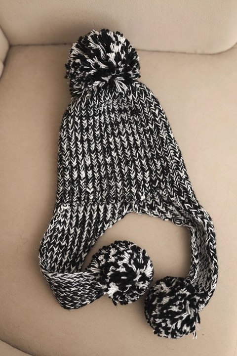 Wełniana czapka damska czarna z pomponem