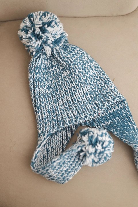 Ciepła czapka wełniana damska turkusowa z pomponem