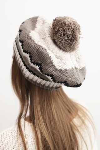 Czapka Damska Zimowa Wełniana z Pomponem i Kolorowym Wzorem K435 Beżowa + Cappuccino