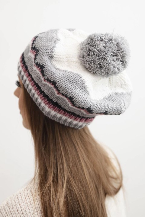 Ciepła czapka damska z miękkim pomponem i wzorem w odcieniach różu