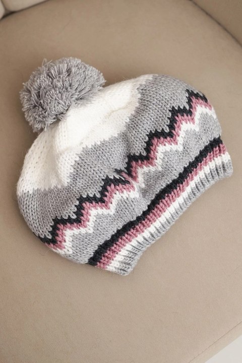 Modna czapka damska Stylowy Wieszak, polska produkcja