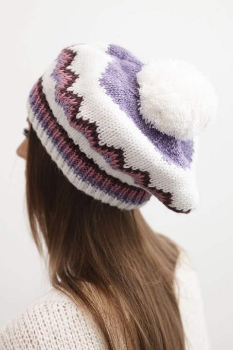Ciepła czapka damska fioletowo-biała z miękkim pomponem