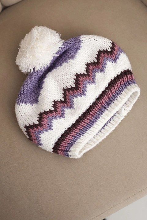 Modna czapka damska fioletowa i biała, polska produkcja Stylowy Wieszak