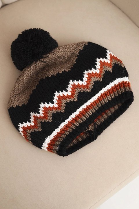 Modna czapka damska w brązowo-czarnych barwach, polska produkcja