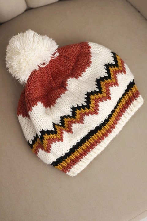 Modna czapka damska w rudych i kremowych odcieniach, polska produkcja