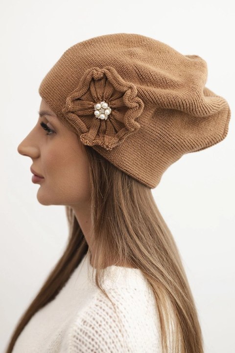 Zimowa czapka z kwiatem camelowa