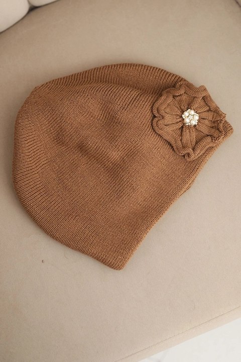 Modna czapka zimowa camelowa – Stylowy Wieszak