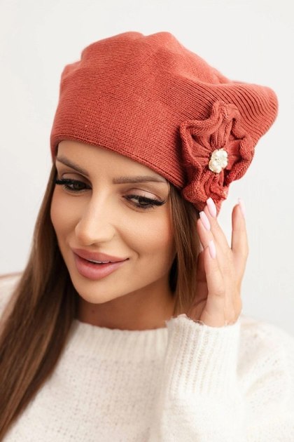Czapka damska zimowa z ozdobnym kwiatem i perełkami ruda – Stylowy Wieszak