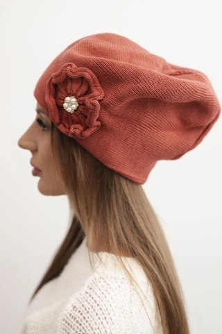 Czapka damska zimowa z ozdobnym kwiatem i perełkami ruda – Stylowy Wieszak
