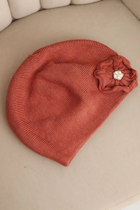 Elegancka czapka damska ruda z perełkami