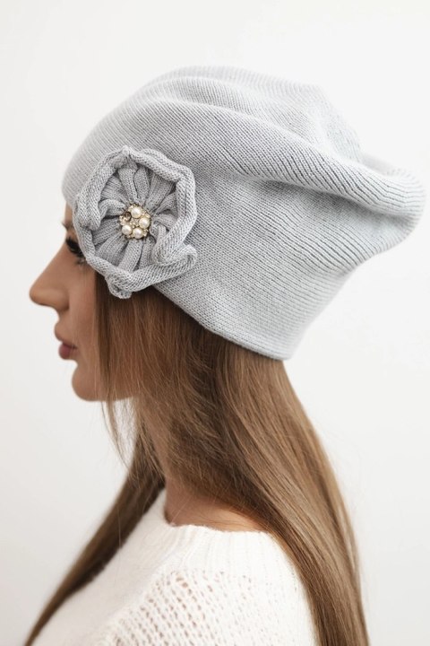 Elegancka czapka damska Stylowy Wieszak w kolorze szarym