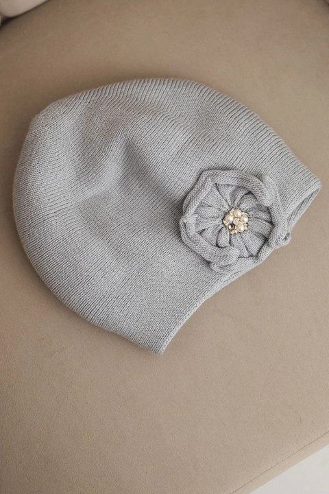 Szara czapka zimowa z kwiatem i perełkami – modny fason oversize