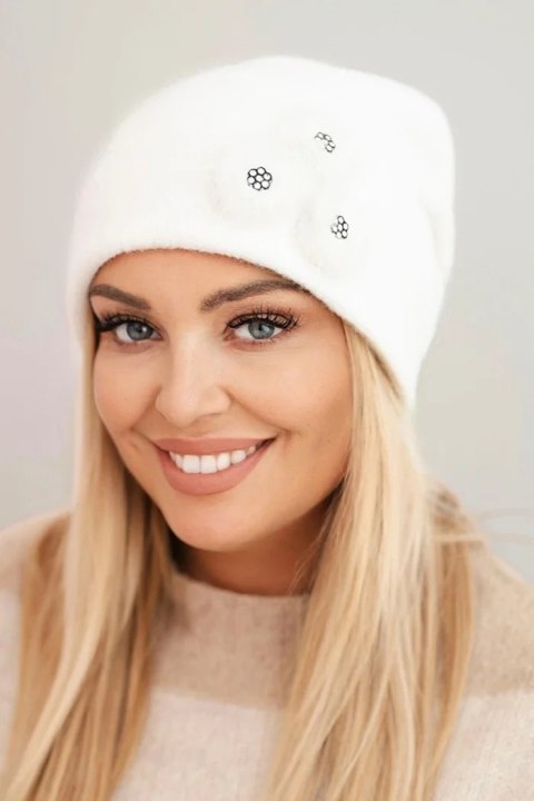 Biała czapka damska z cyrkoniami – Stylowy Wieszak