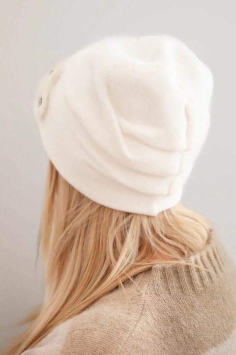 Zimowa czapka damska z ozdobnymi kwiatami – Stylowy Wieszak