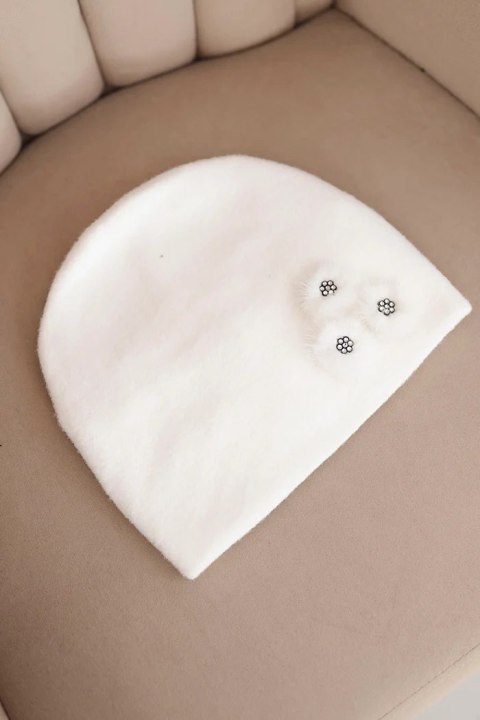 Stylowa czapka w kolorze białym – Stylowy Wieszak