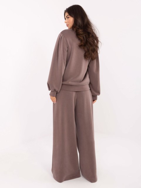 Zbliżenie na materiał typu masełko w spodniach MOOIJ