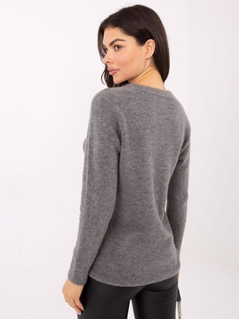 Modelka w szarym swetrze z alpaką i wełną – Stylowy Wieszak