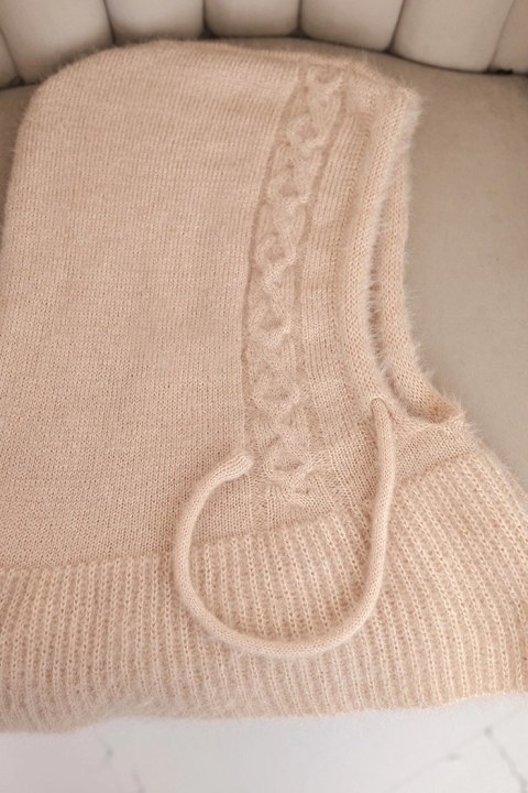 Damski kaptur beżowy z dekoracyjnym warkoczowym wzorem