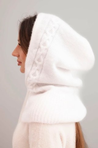 Czapka Kaptur Damski z Wiązaniem i Warkoczowym Splotem – Biała – Stylowy Wieszak