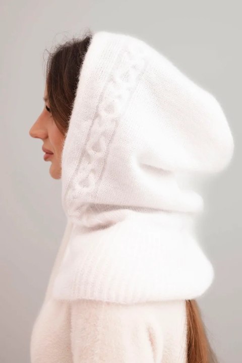 Biała czapka kaptur z wiązaniem pod brodą, model zimowy