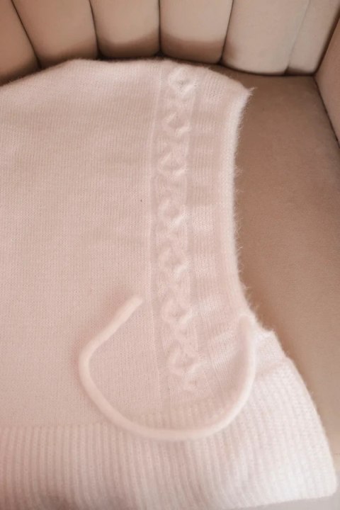 Damski kaptur biały, dekoracyjny warkoczowy wzór