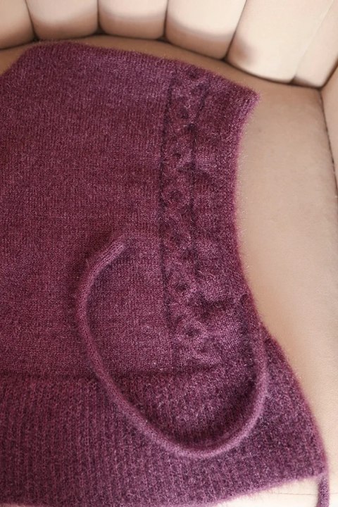 Czapka kaptur w kolorze fioletowym z wiązaniem pod brodą