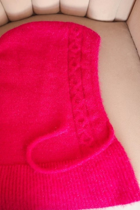 Damski kaptur w kolorze fuksja z dekoracyjnym splotem