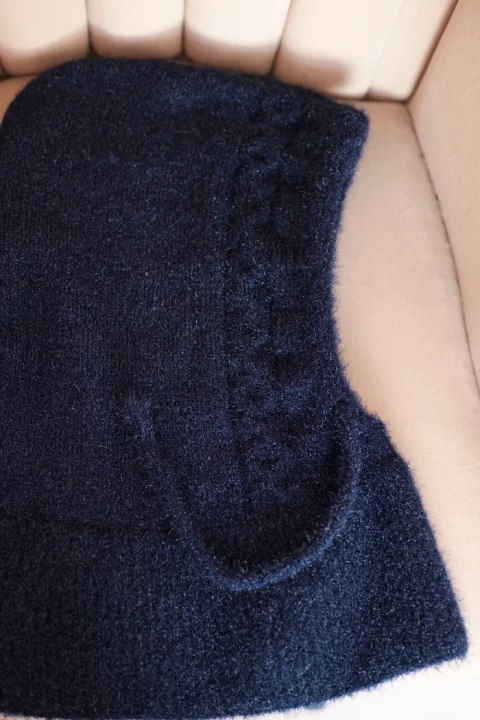 Damski kaptur granatowy z dekoracyjnym warkoczowym wzorem