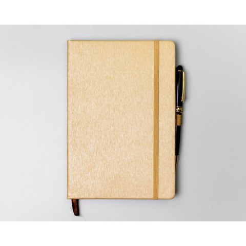 Beżowy notes w formacie A5 zadrukowany w kropki, wyposażony w gumkę zamykającą - Peterson