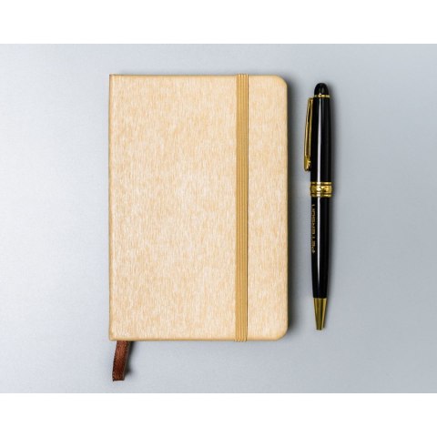 Beżowy notes w formacie A6 zadrukowany w linie, wyposażony w gumkę zamykającą - Peterson