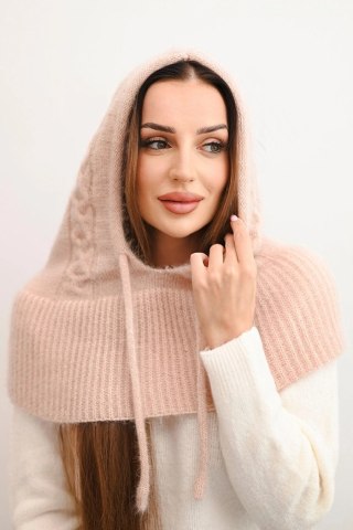 Czapka Kaptur Damski z Wiązaniem i Warkoczowym Splotem – Jasny Pudrowy Róż – Stylowy Wieszak