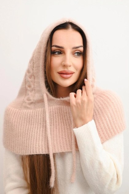 Czapka Kaptur Damski z Wiązaniem i Warkoczowym Splotem – Jasny Pudrowy Róż – Stylowy Wieszak