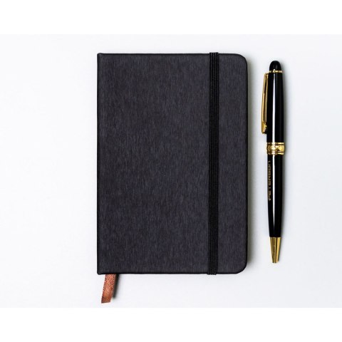 Czarny notes w formacie A6 zadrukowany w linie, wyposażony w gumkę zamykającą - Peterson