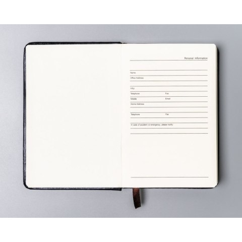 Czarny notes w formacie A6 zadrukowany w linie, wyposażony w gumkę zamykającą - Peterson