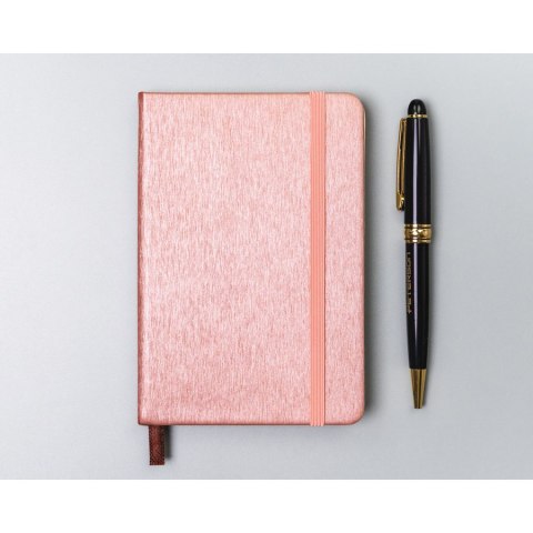 Notes w formacie A6 w różowym kolorze, zadrukowany w linie i wyposażony w gumkę zamykającą - Peterson