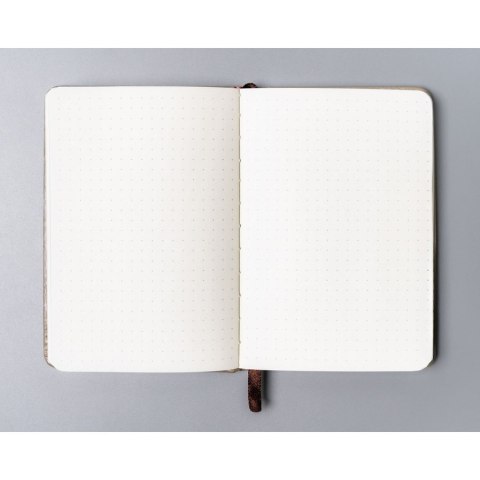 Beżowy notes w formacie A6 zadrukowany w kropki, wyposażony w gumkę zamykającą - Peterson