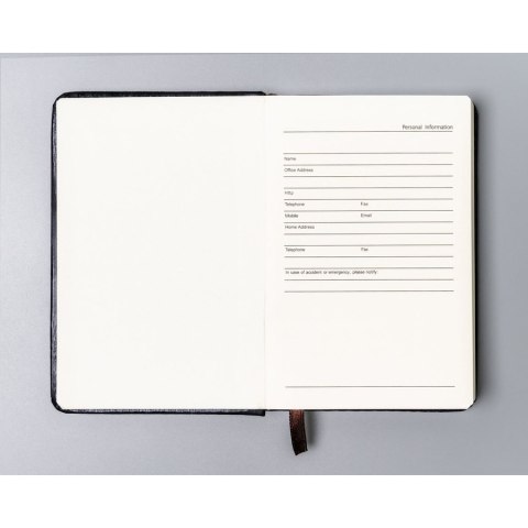 Czarny notes w formacie A6 zadrukowany w kropki, wyposażony w gumkę zamykającą - Peterson