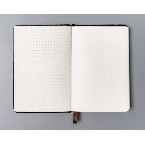 Czarny notes w formacie A6 zadrukowany w kropki, wyposażony w gumkę zamykającą - Peterson