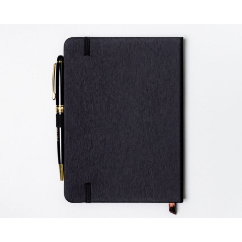 Czarny notes w formacie B6 zadrukowany w linie, wyposażony w gumkę zamykającą - Peterson